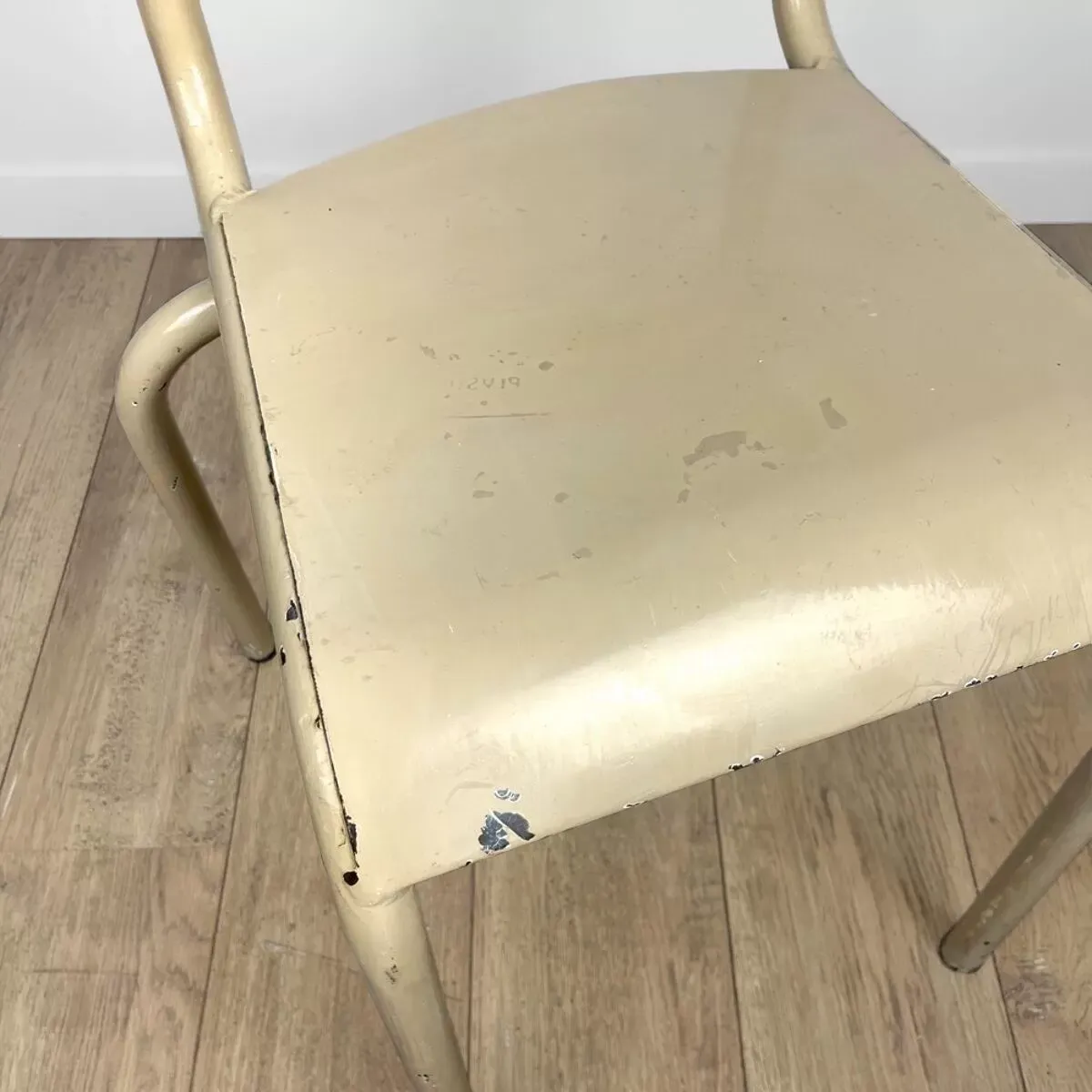 Illustration numéro 4 du produit Chaise d'infirmerie scolaire métal peint années 50