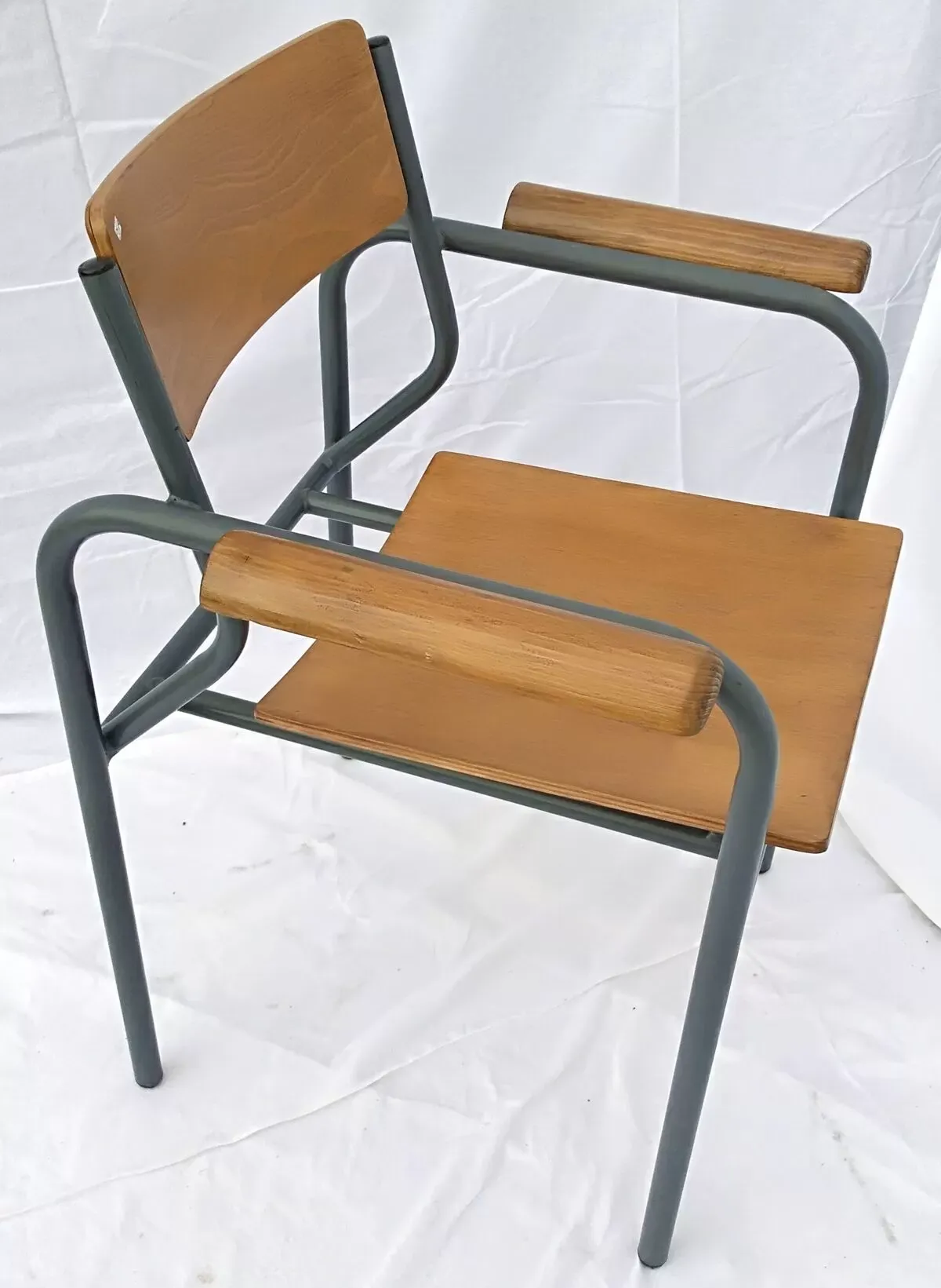 Illustration numéro 4 du produit fauteuil structure tubulaire assise et accoudoires bois