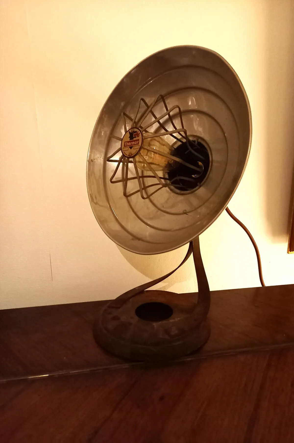 Illustration numéro 4 du produit Lampe industrielle, calorifère Thermor , années 1950, entièrement équipée.