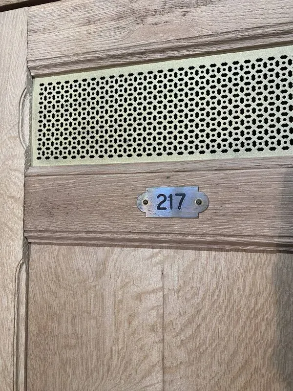 Illustration numéro 4 du produit Vestiaire chêne massif 2 portes