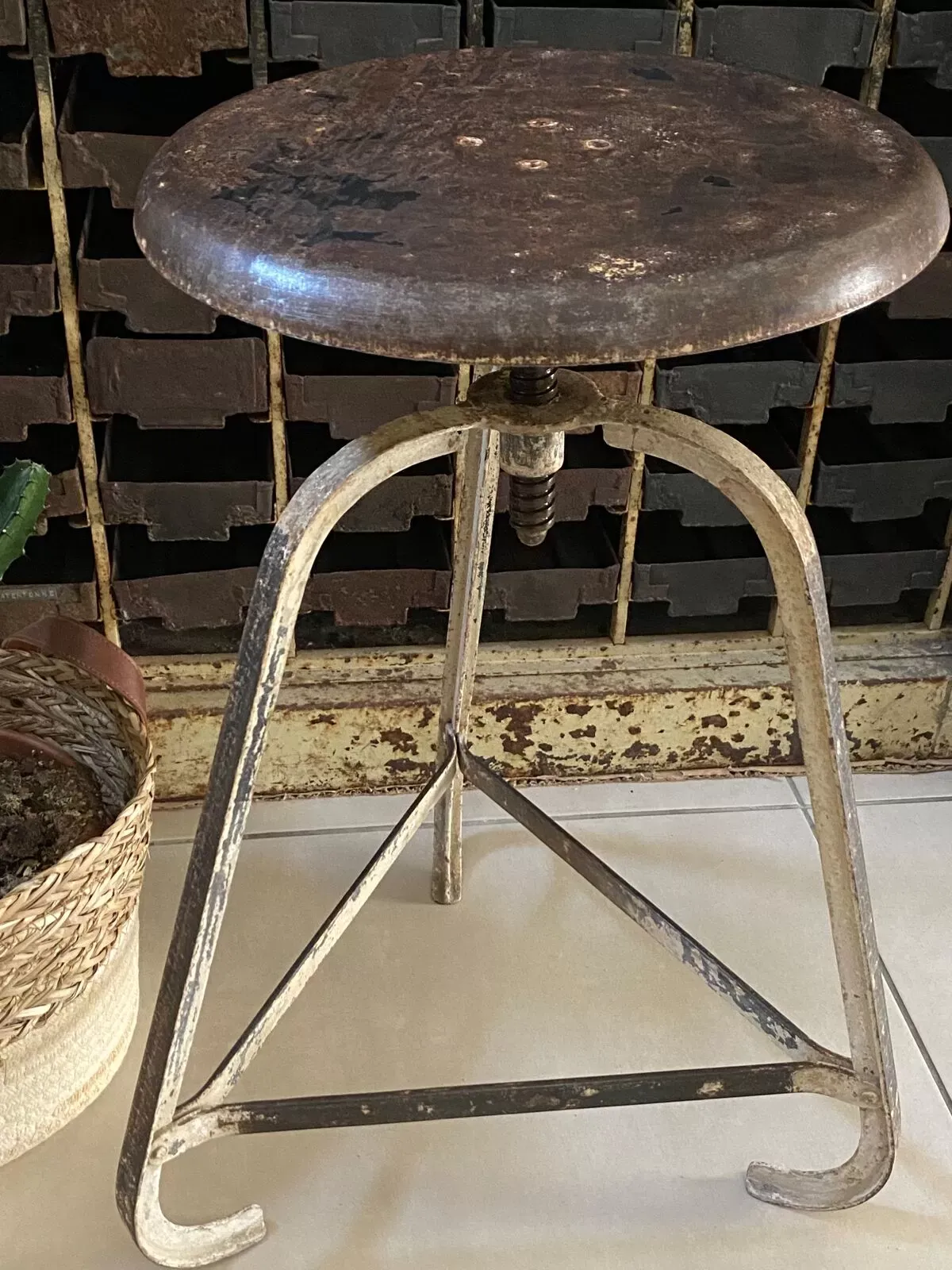 Illustration numéro 4 du produit Ancien tabouret d'atelier industriel