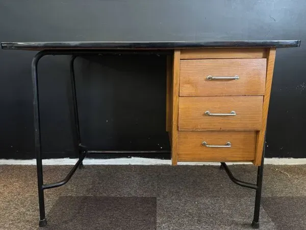 Illustration numéro 4 du produit Bureau industriel 3 tiroirs