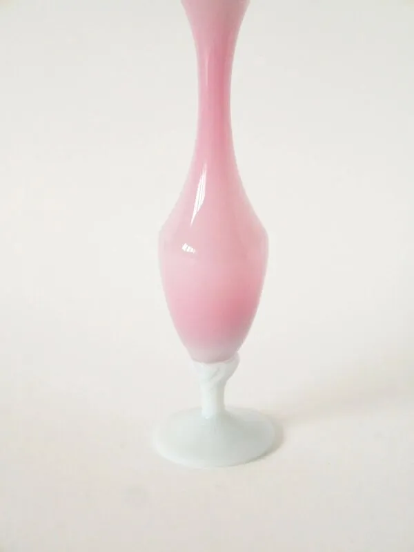 Illustration numéro 4 du produit Vase en opaline rose bonbon et pieds blanc travaillé, 1960
