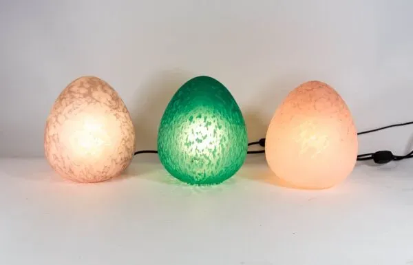 Illustration numéro 4 du produit Lampe à oeufs en verre violet clair millésime 80's