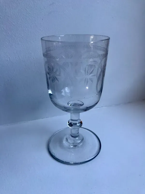 Illustration numéro 4 du produit Lot de 6 verres à vin dépareillés en cristal gravé années 30-40