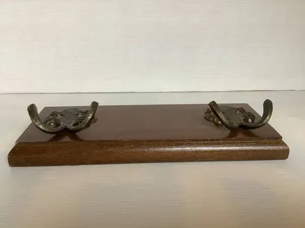 Illustration numéro 4 du produit Porte manteau en bois deux patères