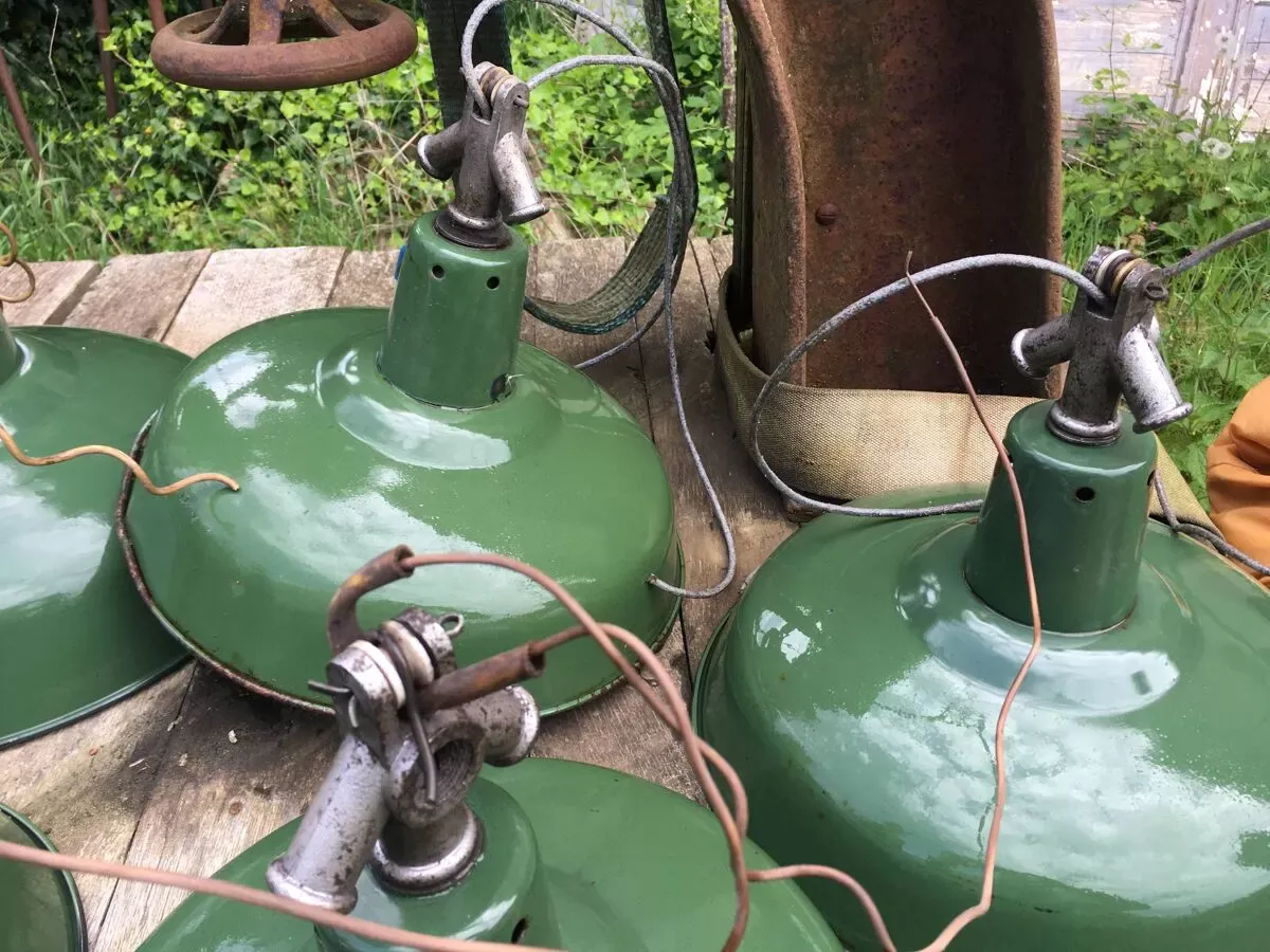 Illustration numéro 4 du produit Lot de 7 lampes industrielles verts en bon état, années 1970