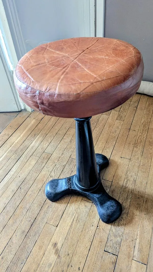 Illustration numéro 4 du produit Tabouret en fonte Singer