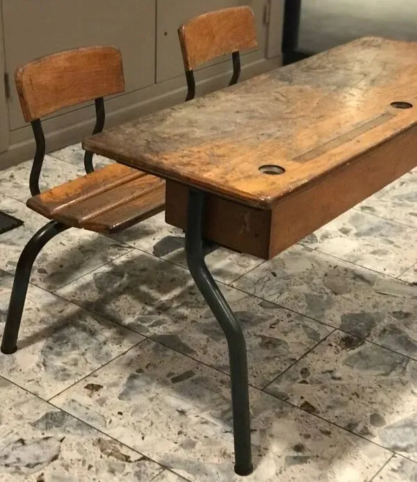 Illustration numéro 4 du produit Bureau d’écolier vintage double pupitre