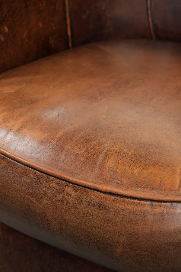 Illustration numéro 4 du produit Fauteuil club en cuir de peau de mouton avec un coussin de siège fixe.