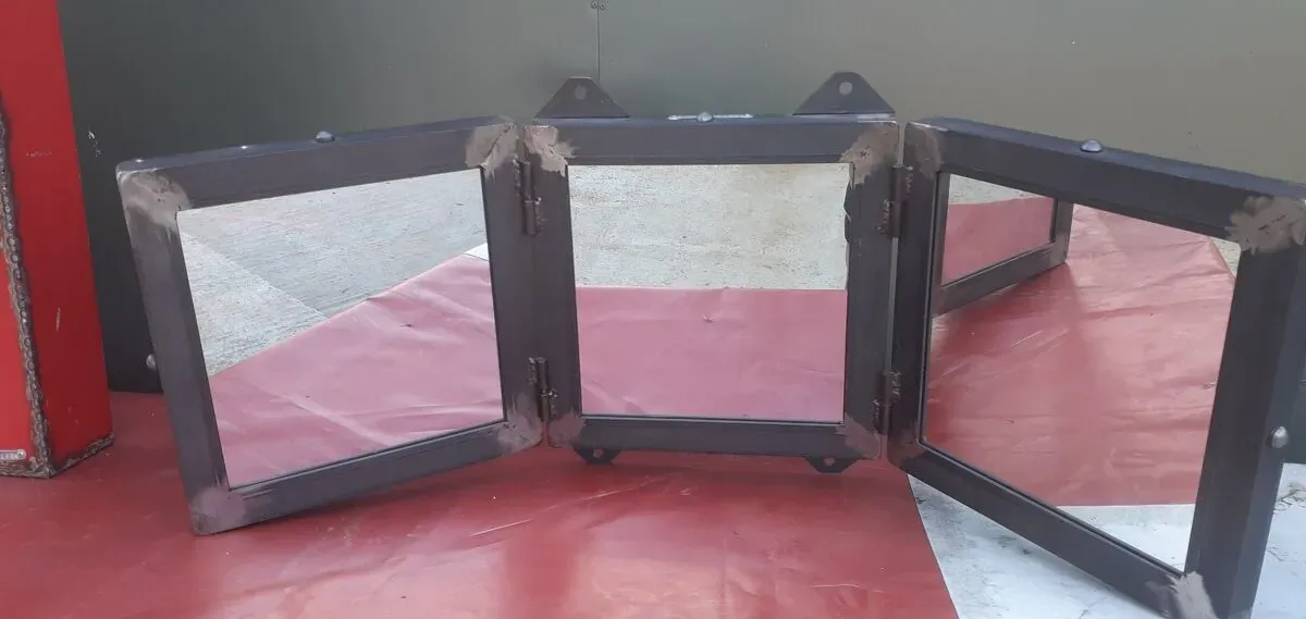 Illustration numéro 4 du produit Miroir triptyque métal