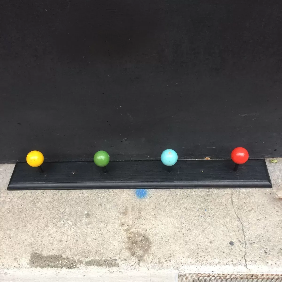 Illustration numéro 4 du produit Porte-manteau boules couleur