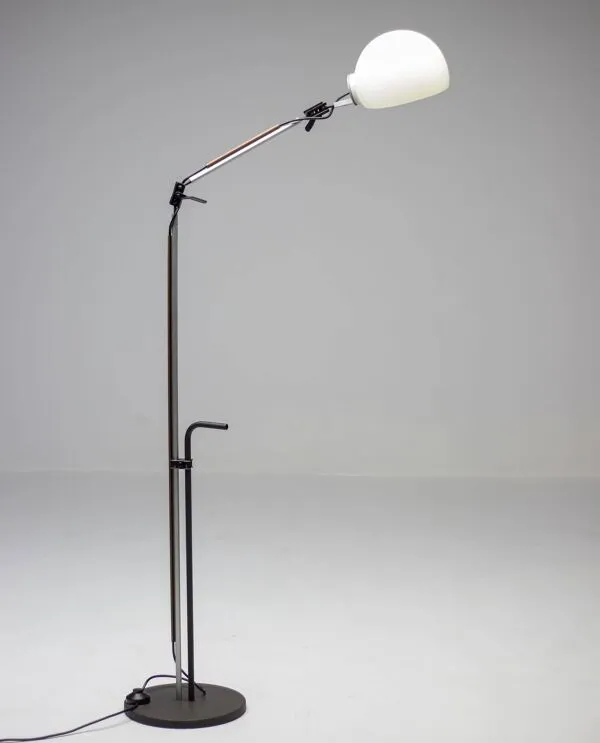 Illustration numéro 4 du produit Lampadaire Aggregato a été conçu par Enzo Mari et G. Fassina pour Artemide