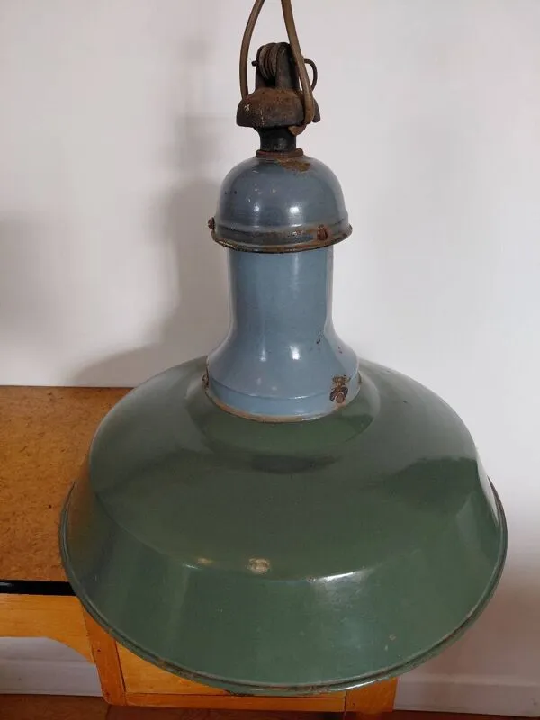 Illustration numéro 4 du produit Lampe suspension Industrielle en E mail bleu et vert