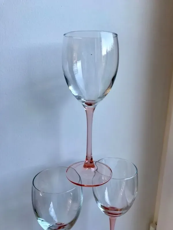 Illustration numéro 4 du produit Lot de 6 verres à vin à pieds rose années 70