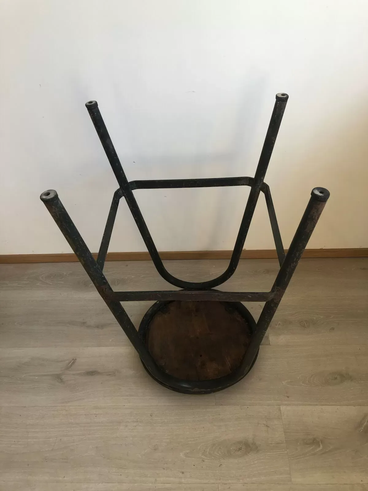 Illustration numéro 4 du produit Tabouret haut de style industriel