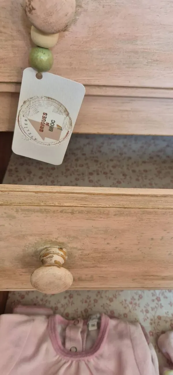 Illustration numéro 4 du produit Petite commode type parisienne patinée en Rose