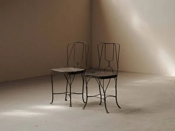 Illustration numéro 4 du produit Paire de chaises brutalistes en acier et tôle patinée, vers 1950