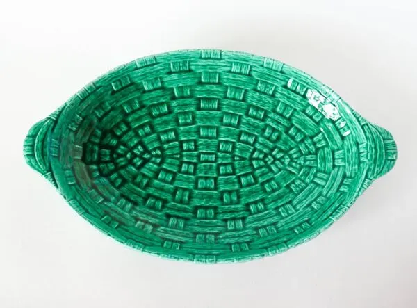 Illustration numéro 4 du produit Grand plat en barbotine modèle bambou tressé vert, 1970