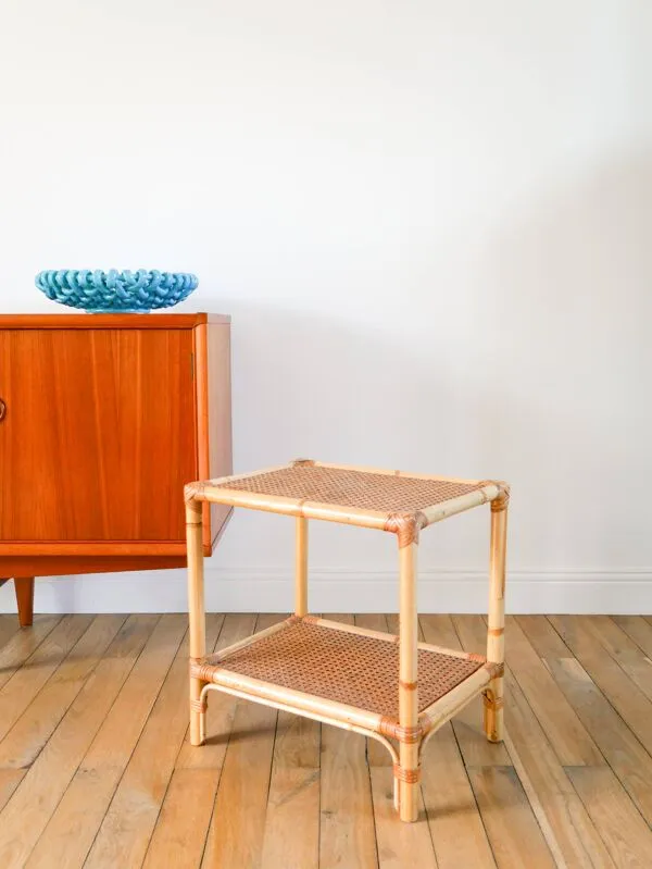 Illustration numéro 4 du produit Table de chevet en rotin et cannage, 1960