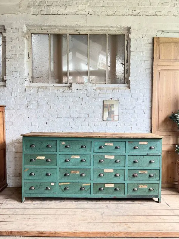 Illustration numéro 4 du produit Ancien meuble d’atelier à tiroirs, patine d’origine