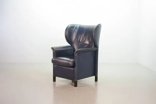 Illustration numéro 4 du produit Fauteuil à oreilles en cuir souple bleu pétrole Wittmann, modèle Aura, conçu par Paolo Piva