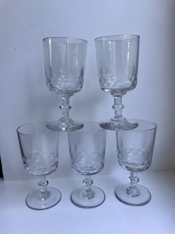 Illustration numéro 4 du produit Lot de 5 petits verres à vin en cristal gravé années 50-60