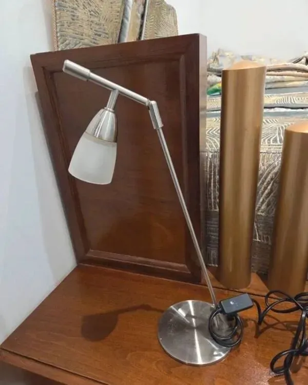 Illustration numéro 4 du produit Lampe articulée en métal et verre dépoli vintage année 70