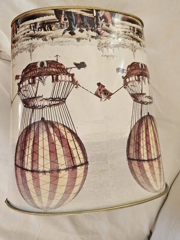 Illustration numéro 4 du produit Corbeille à papier vintage Massilly France – décor montgolfières, années 60