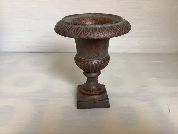 Illustration numéro 4 du produit Vase Médicis jardinière en fonte