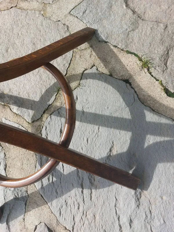 Illustration numéro 4 du produit portemanteau perroquet, en bois de teinte foncée