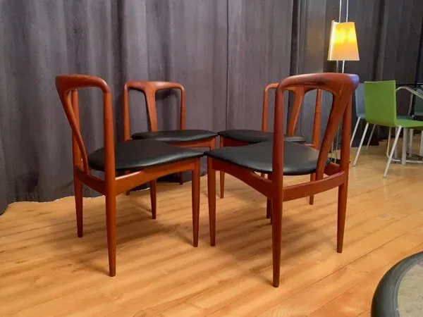 Illustration numéro 4 du produit A set of four Juliane chairs by Johannes Andersen, Uldum Møbelfabrik, Denmark, 1960s.
