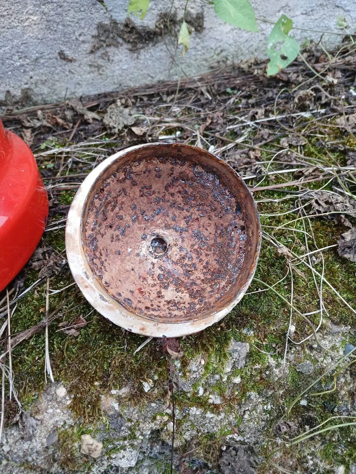 Illustration numéro 4 du produit Théière ancienne en tôle émaillée rouge