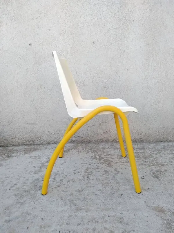 Illustration numéro 4 du produit Chaise d'école vintage