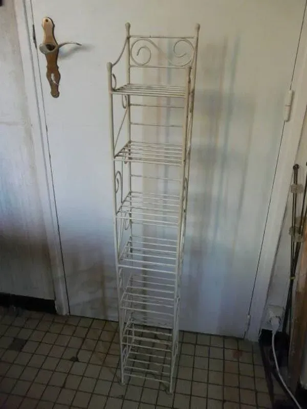 Illustration numéro 4 du produit étagère sur pied en tôle peinte boulangerie années 60