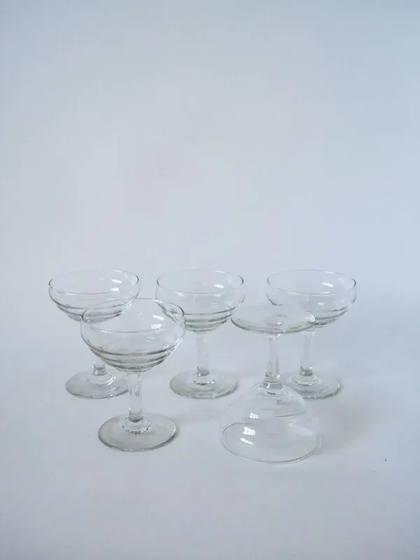 Illustration numéro 4 du produit Ensemble de 5 coupes à champagne en verre moulé 1950