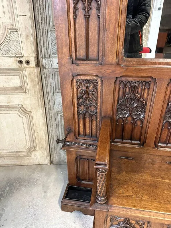 Illustration numéro 4 du produit Vestiaire de style néo-gothique vers 1900