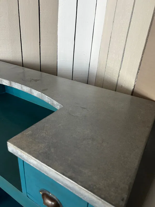 Illustration numéro 4 du produit Ancien comptoir de commerce en bois avec plateau en zinc