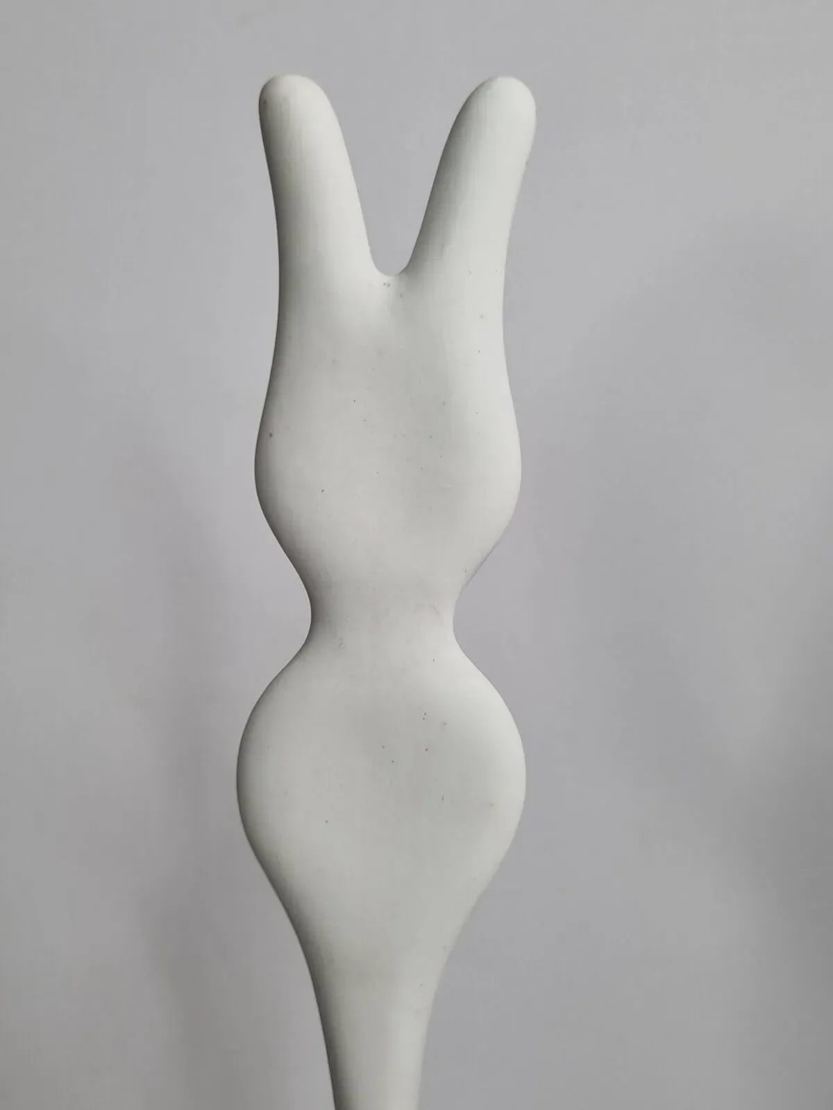 Illustration numéro 4 du produit Sculpture d’inspiration biomorphique, sur socle en bois industriel, 35 cm