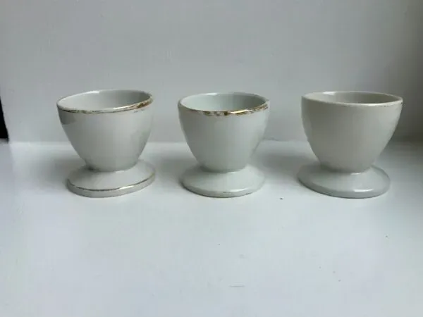 Illustration numéro 4 du produit Trio de coquetiers blancs liseré doré années 50