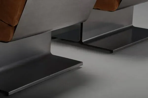 Illustration numéro 4 du produit Très rare paire de fauteuils en cuir et acier par Paul Geoffroy pour Uginox