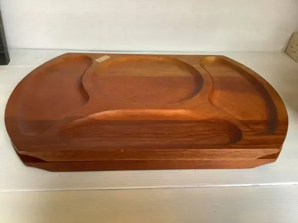 Illustration numéro 4 du produit Paire de plateaux à compartiments apéritif repas en bois