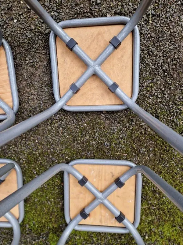 Illustration numéro 4 du produit 4 tabourets en bois et métal