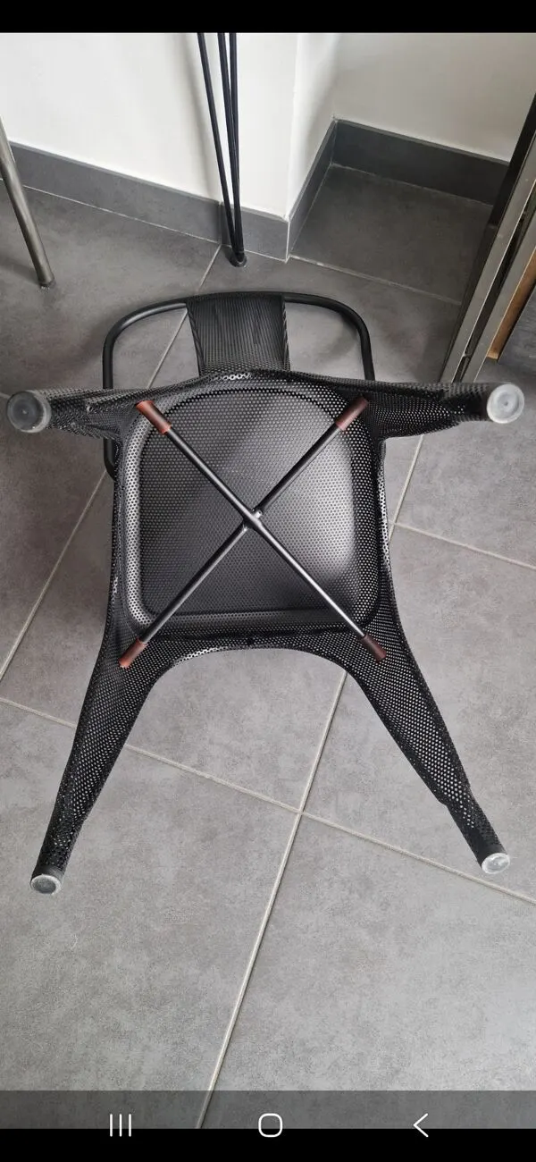Illustration numéro 4 du produit Chaise Tolix véritable, tôle perforée noire, état neuf
