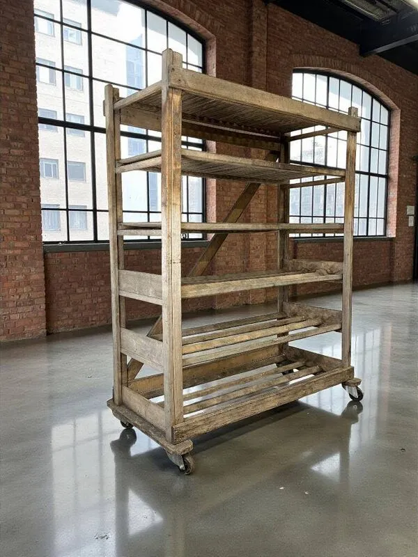 Illustration numéro 4 du produit Étagère industrielle vintage en bois sur roulettes