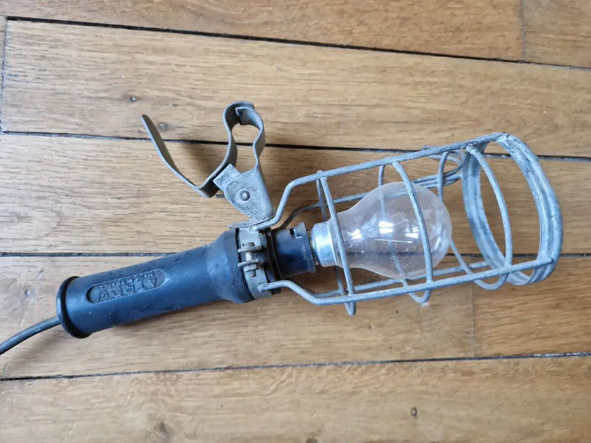 Illustration numéro 4 du produit Lampe baladeuse d'atelier industriel, vintage années 1960