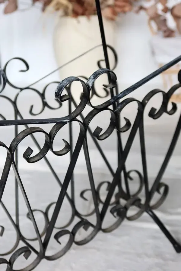 Illustration numéro 4 du produit Porte-revues vintage en métal noir à volutes