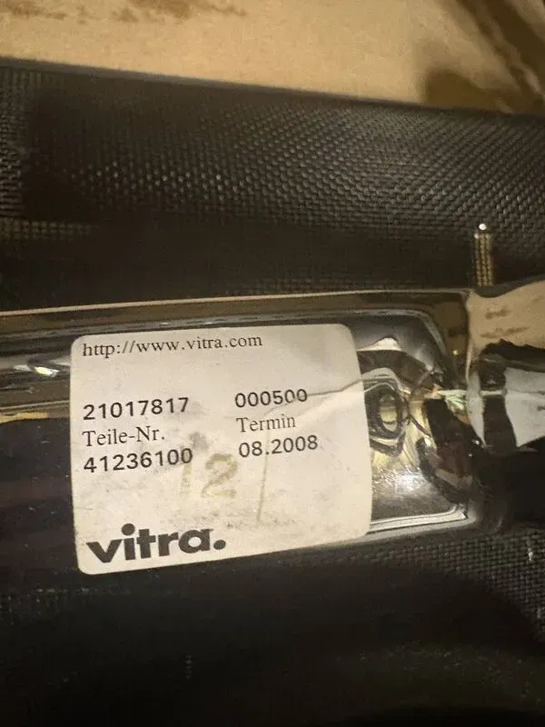 Illustration numéro 4 du produit Eames Aluminium Group Chair by Vitra (2004) – Black Mesh, Swivel