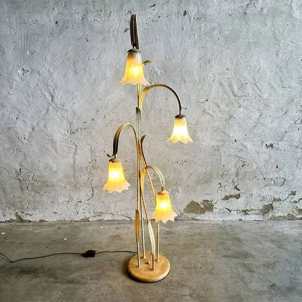 Illustration numéro 4 du produit Lampadaire floral élégant en tôle d'acier avec pendentifs en verre, milieu du siècle, France 1980