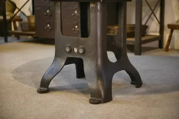 Illustration numéro 4 du produit Table touret industrielle piètement en fonte 1950’s